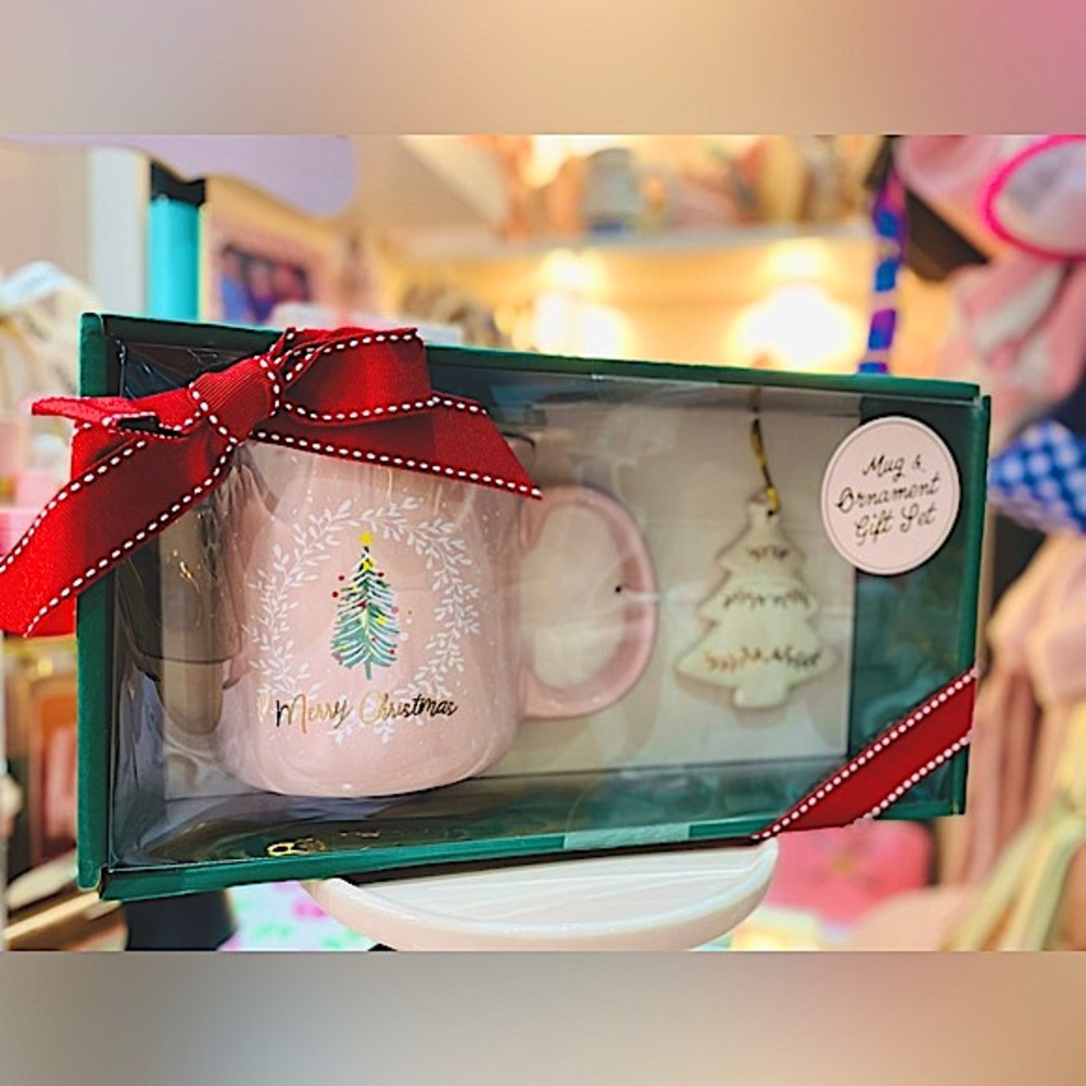 BNIB PINK MUG SET WITH CHRISTMAS TREE ORNAMENT